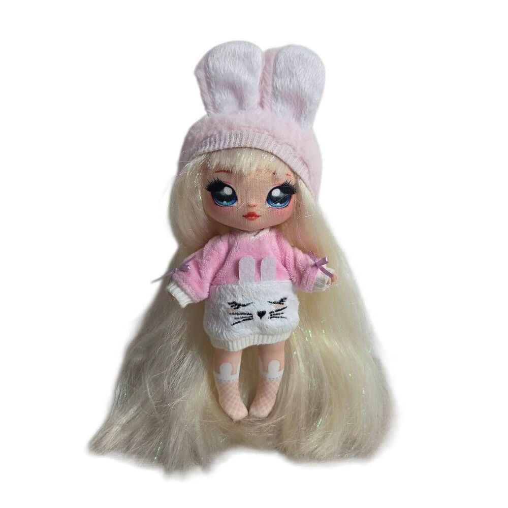 Na! Na! Na! Surprise Aubrey Heart doll featuring platinum blonde hair and a bunn